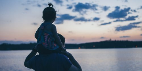 Exper-is, père et fille devant un coucher de soleil