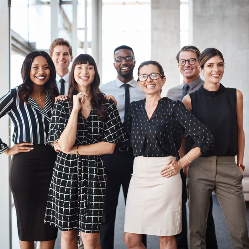 Exper-IS, collègues souriants au travail