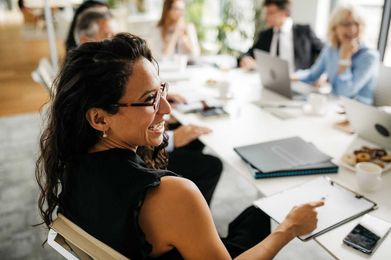 Exper-IS, femme d’affaires dans une réunion de bureau