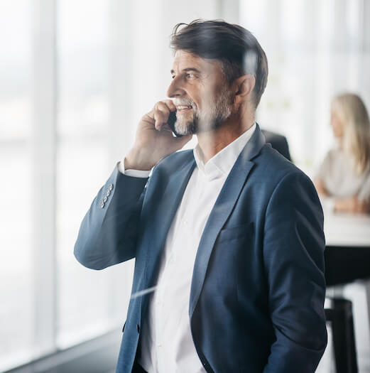 Exper-IS, homme d’affaires parlant au téléphone