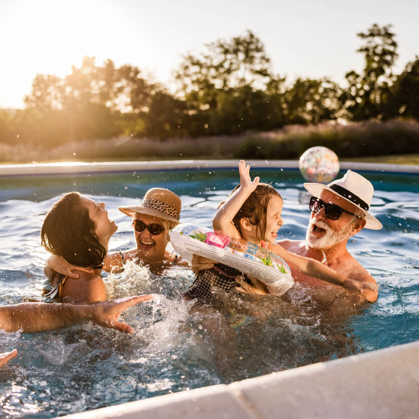 Exper-IS, famille jouant dans une piscine