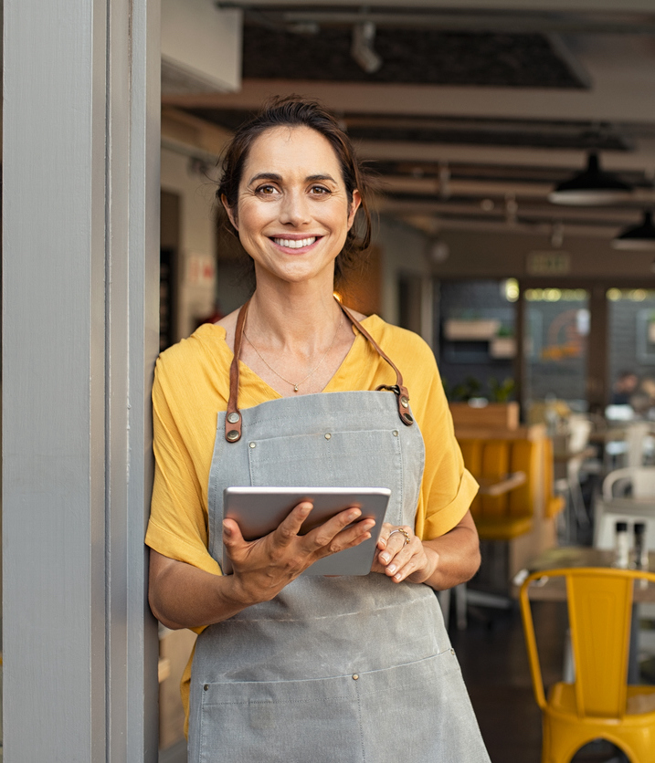 Exper-IS, professionnelle a l'entrée d'un bar fixant la caméra